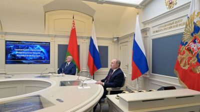 Президенты России и Беларуси Владимир Путин и Александр Лукашенко проводят совещание в Ситуационном центре по вопросам ядерных учений
