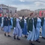В кителях мужей и сыновей: жёны и матери героев СВО стали участницами парада в Чите (видео)
