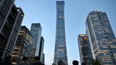 26 июня 2026 года люди собрались возле башни CITIC в Пекине после того, как очевидец сообщил о падении обломков самолёта у её основания.