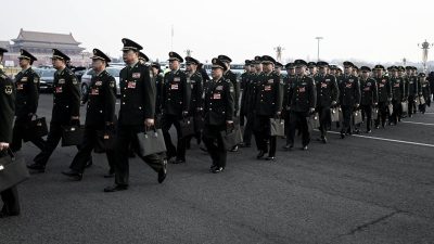 Военные делегаты прибывают на открытие сессии Всекитайского собрания народных представителей в Доме народных собраний в Пекине 5 марта 2025 года.