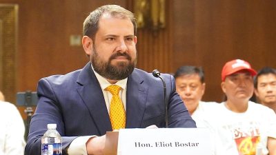 Элиот Бостар выступает на слушаниях в Конгрессе, посвящённых транснациональным репрессиям Китая в США, в Вашингтоне, 4 июня 2026 года.