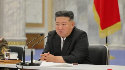 Лидер Северной Кореи Ким Чен Ын проводит партийное собрание по вопросам укрепления вооружённых сил.