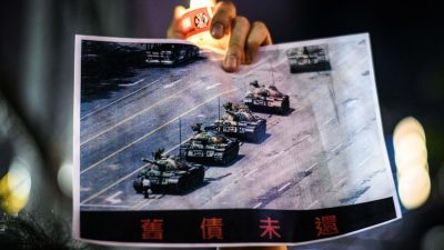 Китай усиливает слежку в преддверии 37-й годовщины бойни на площади Тяньаньмэнь