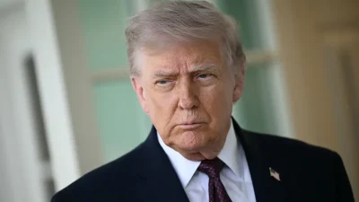 Дональд Трамп беседует с журналистами у входа в Овальный кабинет Белого дома, 13 апреля 2026 года.