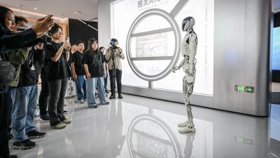 Человекоподобный робот нового поколения от компании Xpeng общается с журналистами в штаб-квартире компании в Гуанчжоу, Китай, 5 ноября 2025 года.