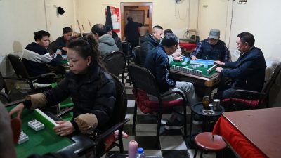 Люди играют в маджонг в Куньмине, юго-западная провинция Китая Юньнань, 31 марта 2025 года.