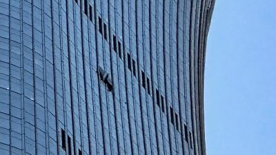 26 июня 2026 года на стене башни CITIC в Пекине видна дыра (справа). Очевидец сообщил, что у основания самого высокого здания Пекина были обнаружены обломки самолёта.