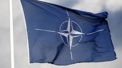 Флаг НАТО на военной базе Тапа в Эстонии, 30 апреля 2023 года.