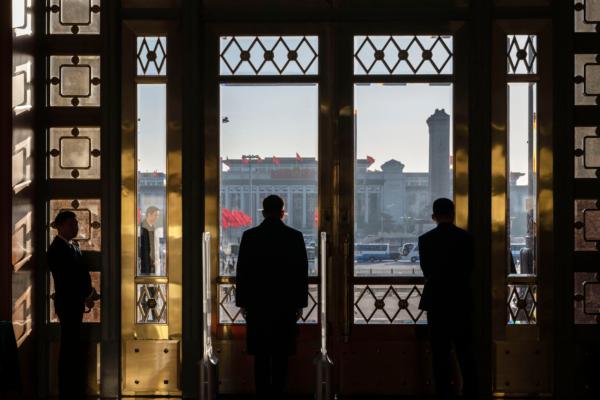 Инсайдеры: Си Цзиньпин устраивает проверку на лояльность перед XXI съездом партии Охрана у входа перед заключительным заседанием Народного политического консультативного совета Китая в Доме народных собраний в Пекине, Китай, 11 марта 2026 года.