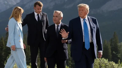 Премьер-министр Канады Марк Карни (второй справа), президент США Дональд Трамп (справа), премьер-министр Италии Джорджа Мелони (слева) и президент Франции Эммануэль Макрон покидают сцену после группового фото на саммите «Большой семёрки» в Кананаскисе, Канада, 16 июня 2025 года.