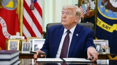 Президент США Дональд Трамп готовится подписать указ во время мероприятия в Овальном кабинете Белого дома 3 июня 2026 года.