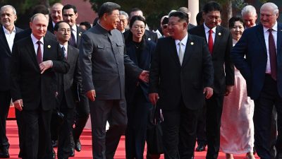 Владимир Путин идёт рядом с Си Цзиньпином, Ким Чен Ыном и Александром Лукашенко перед военным парадом в честь 80-й годовщины победы над Японией и окончания Второй мировой войны на площади Тяньаньмэнь в Пекине 3 сентября 2025 года.