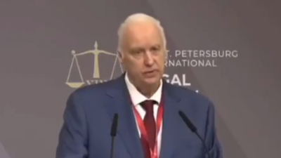 Александр Бастрыкин на трибуне Петербургского международного юридического форума ПМЮФ рассказывает о службе женщин в зоне спецоперации.
