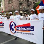Армения встречает избирателей из России повестками на военные сборы