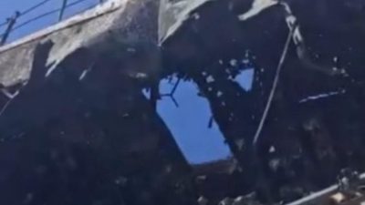 Обгоревшая и разрушенная взрывом надстройка корабля со сквозной дырой на фоне ясного неба после атаки БПЛА