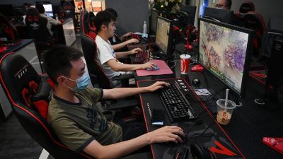 Люди играют в компьютерные игры в интернет-кафе в Пекине, 10 сентября 2021 года.