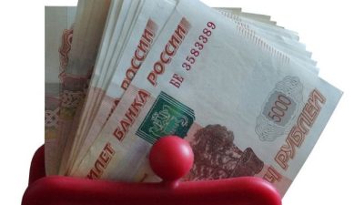 Пачка российских пятитысячных купюр в кошельке