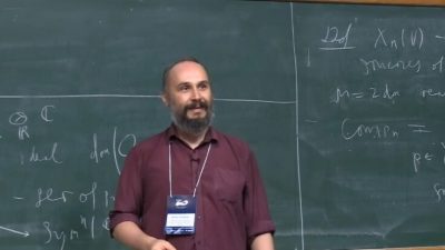 Михаил Вербицкий объясняет теоремы на математической конференции