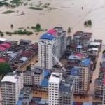 Китайский мегаполис Хуанши во власти стихии: вода стремительно поглощает улицы (видео)