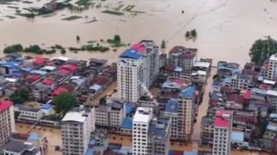 Вид с высоты на затопленные жилые кварталы города Хуанши