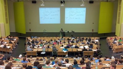 Студенты в лекционном зале