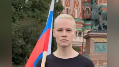 Певец SHAMAN с флагом РФ на Красной площади