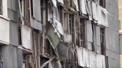 Поврежденный фасад многоэтажного жилого дома в Краснодаре