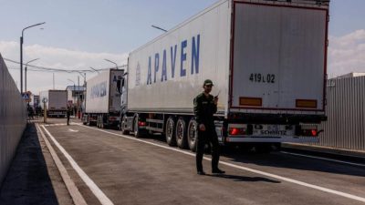 Колонна грузовых автомобилей с армянской сельскохозяйственной продукцией на границе