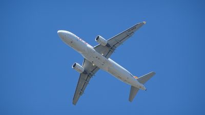 Пассажирский самолет авиакомпании United Airlines выполняет рейс в небе.