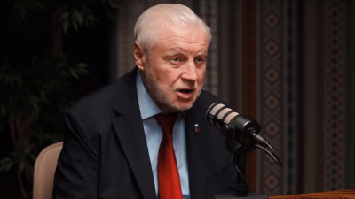 Депутат Сергей Миронов предлагает ввести бесплатное горячее питание для всех школьников в России.
