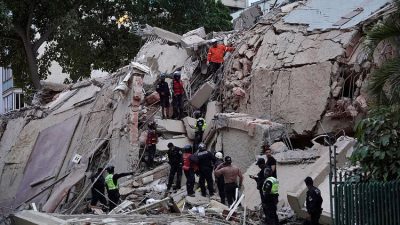 Обломки рухнувшего многоэтажного дома в Каракасе