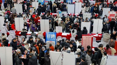 Люди собираются на весенней ярмарке вакансий после недельного национального праздника в честь Нового года по лунному календарю в Яньтае, провинция Шаньдун, Китай, 6 февраля 2025 года.