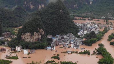 7 июня 2020 года улицы и здания в Яншо, в южной китайской провинции Гуанси, были затоплены паводковыми водами.