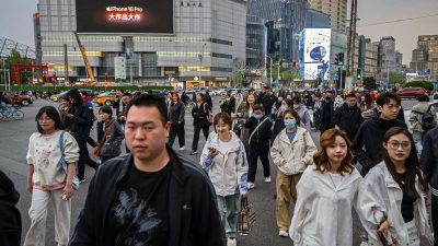 Люди переходят дорогу на светофоре в Пекине, 8 апреля 2025 года.