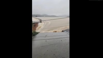 В конце дня 5 июля на водохранилище Люлань в Наньнине, провинция Гуанси, начался аварийный сброс воды.