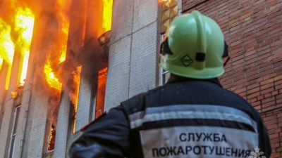 Тушение пожара сотрудниками МЧС.(78.mchs.gov.ru/CC BY 4.0)