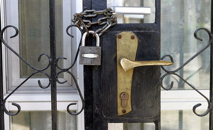 Экономика под ударом: в России стремительно растёт число компаний-банкротов замок