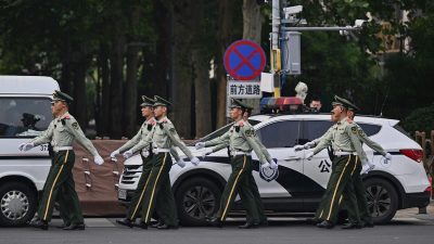 Китайские полицейские патрулируют улицы Пекина 14 мая 2026 года.
