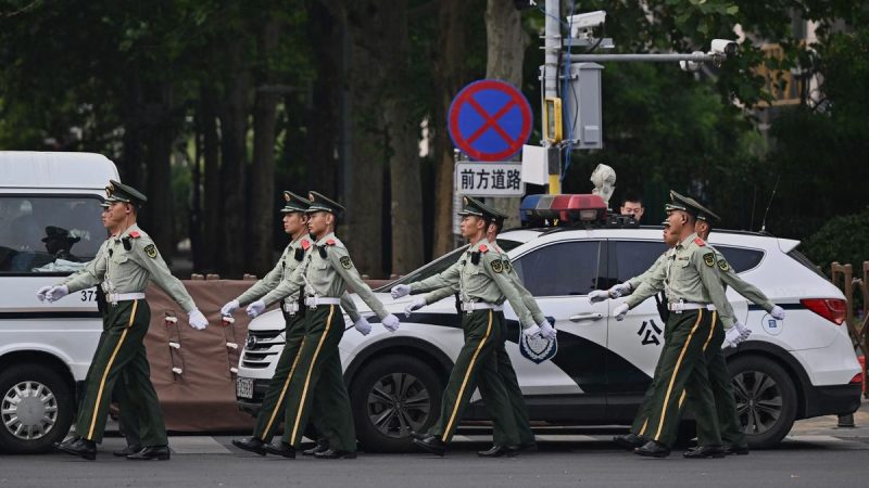 Пекин склоняется перед демографической реальностью Китайские полицейские патрулируют улицы Пекина 14 мая 2026 года.