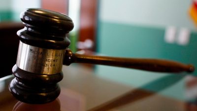 Молоток судьи лежит на столе в зале суда в Майами, штат Флорида, 3 февраля 2009 года.
