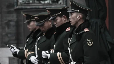Китайские военизированные полицейские несут службу на улице вокруг Большого зала народных собраний, где проходит открытие Всекитайского собрания народных представителей, в Пекине, 4 марта 2026 года.