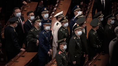 Китайские военные делегаты покидают заключительную сессию XX съезда Коммунистической партии Китая в Доме народных собраний в Пекине 22 октября 2022 года.