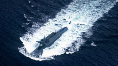 Атомная подводная лодка Северного флота НОАК готовится к погружению.