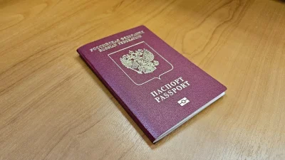 Биометрический заграничный паспорт гражданина Российской Федерации нового образца на столе.