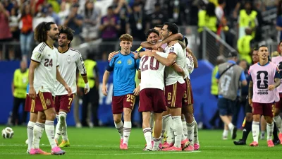 Игроки сборной Испании празднуют победу со счётом 2:0 в полуфинальном матче чемпионата мира по футболу 2026 года между Францией и Испанией на стадионе «Даллас» в Арлингтоне, штат Техас, 14 июля 2026 года. (Shaun Botterill/Getty Images)
