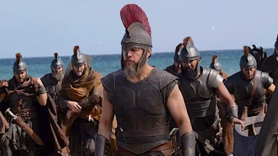 Одиссей (Мэтт Деймон, C) и его воины штурмуют побережье в фильме «Одиссея».