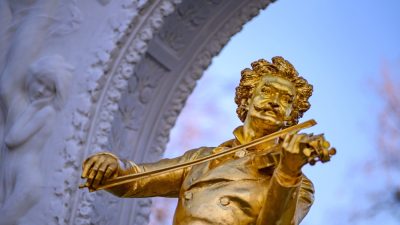 Золотой памятник Иоганну Штраусу II со скрипкой в Вене