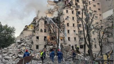 Разрушенный многоэтажный жилой дом в Киеве