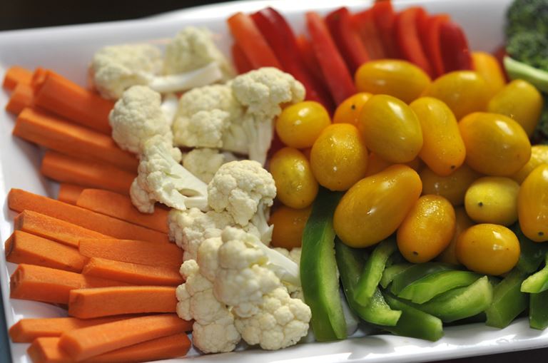 Держите под рукой полезные перекусы вместо продуктов с высоким содержанием сахара или жира.