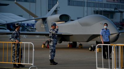 Высотный разведывательный беспилотник WZ-7 Военно-воздушных сил Китая за день до 13-й Китайской международной авиационно-космической выставки в Чжухае, провинция Гуандун, Китай, 27 сентября 2021 года.